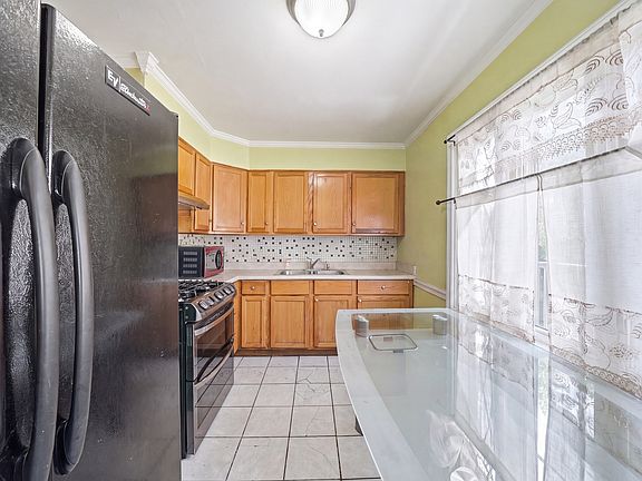 3rd image of 1107 Elmhurst St