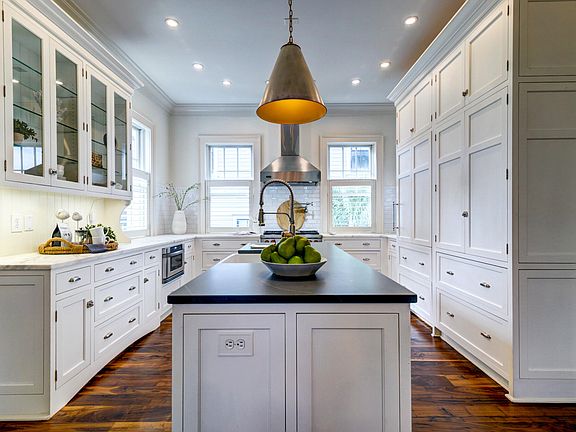 3rd image of 9 Transom Ct