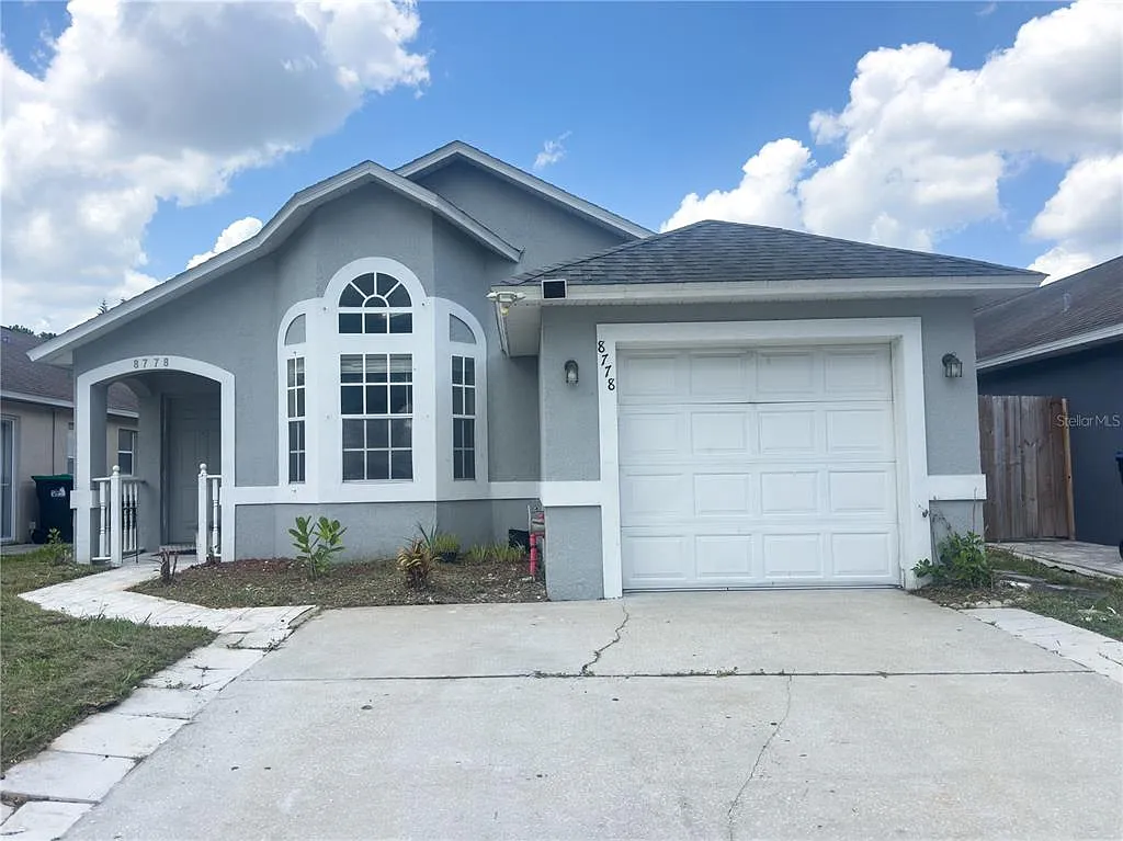 3 bed, 2.0 bath, 1072 sqft, $2,100 — Photo 2