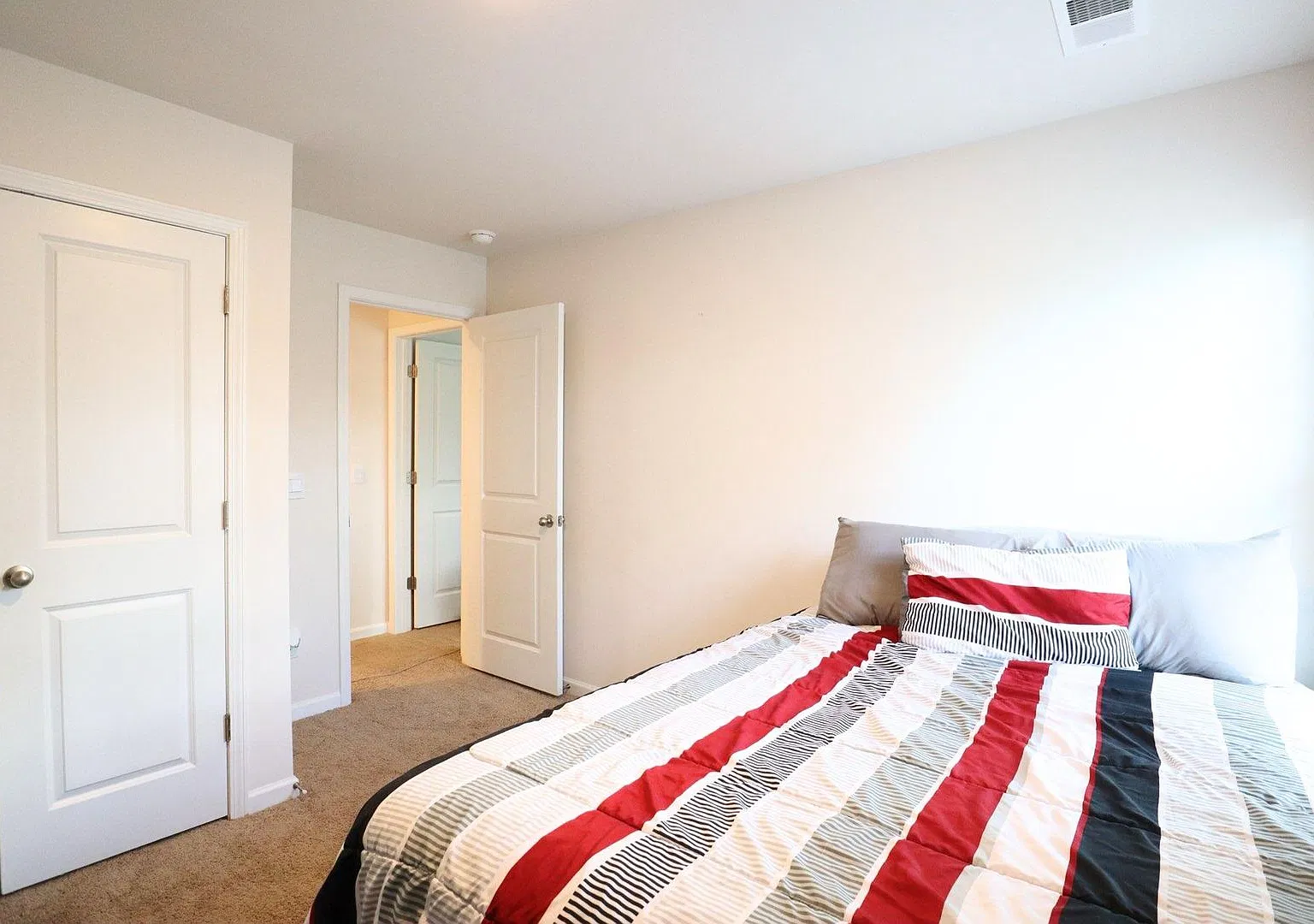 3 bed, 2.5 bath, 1558 sqft, $2,100 — Photo 2