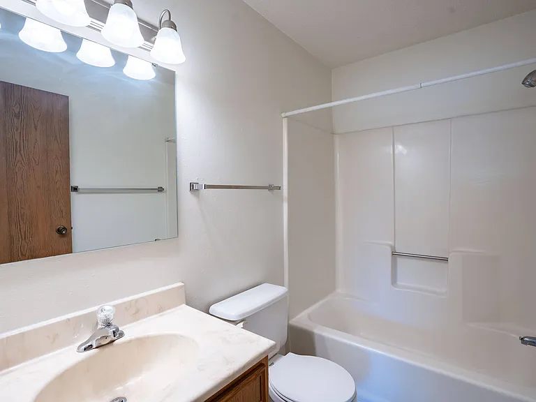 Fargo, ND West Oak Apartments | 11A | Bathroom