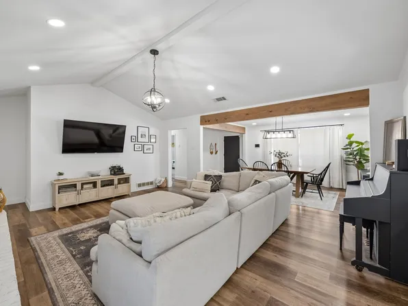 812 Prestwick St, Bedford, TX 76022