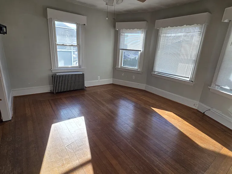 13 1/2 Middle St — Photo 3