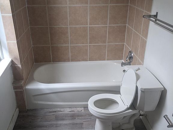 5th image of 1528 W Erie Ave #6