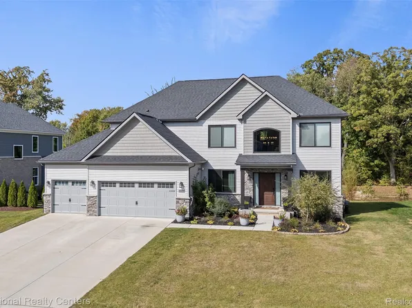 3069 Waldon Meadows Dr, Lake Orion, MI 48359