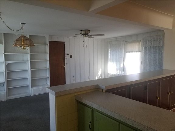 5th image of 960 Surrey Ln
