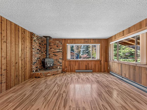 3rd image of 905 Davis Ave