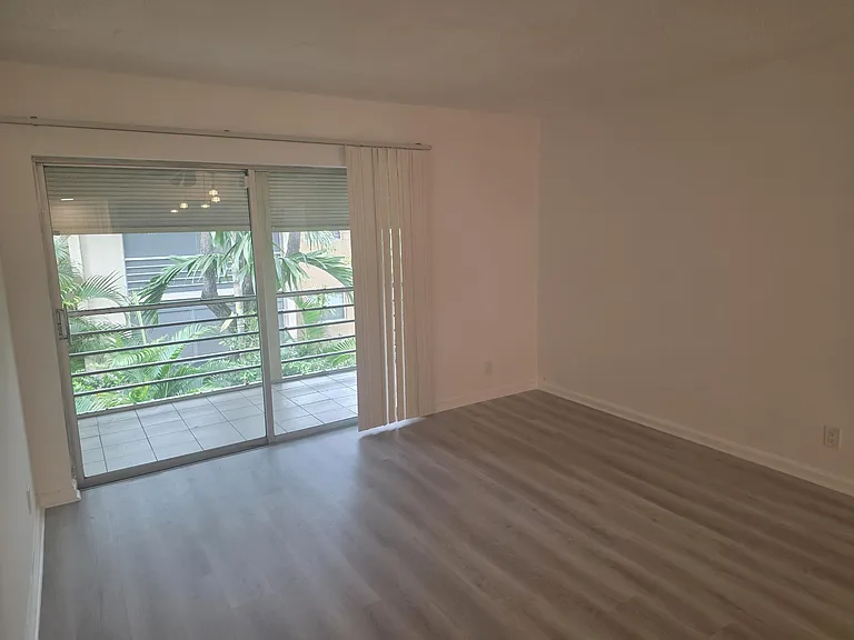 959 SE 2nd Ave #204 — Photo 7