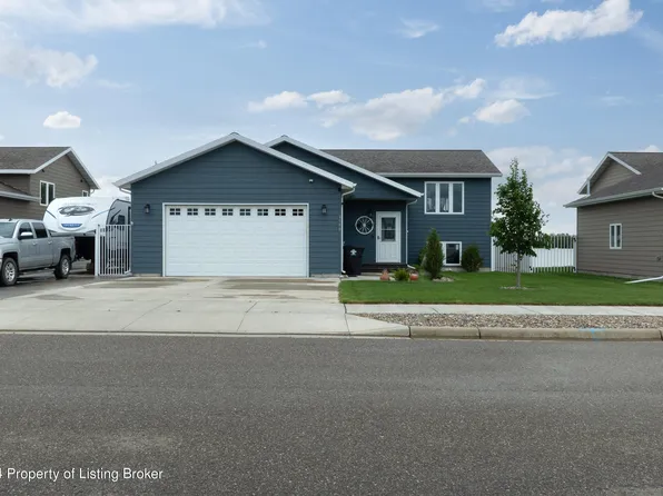 3590 Lyons Ave, Dickinson, ND 58601