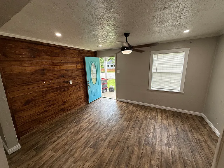 121 E Edgefield Ave — Photo 2