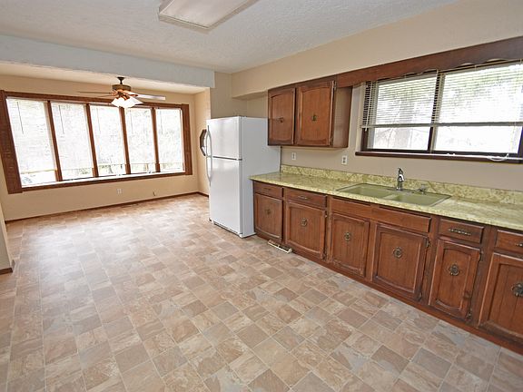 Large Eat-in Kitchen