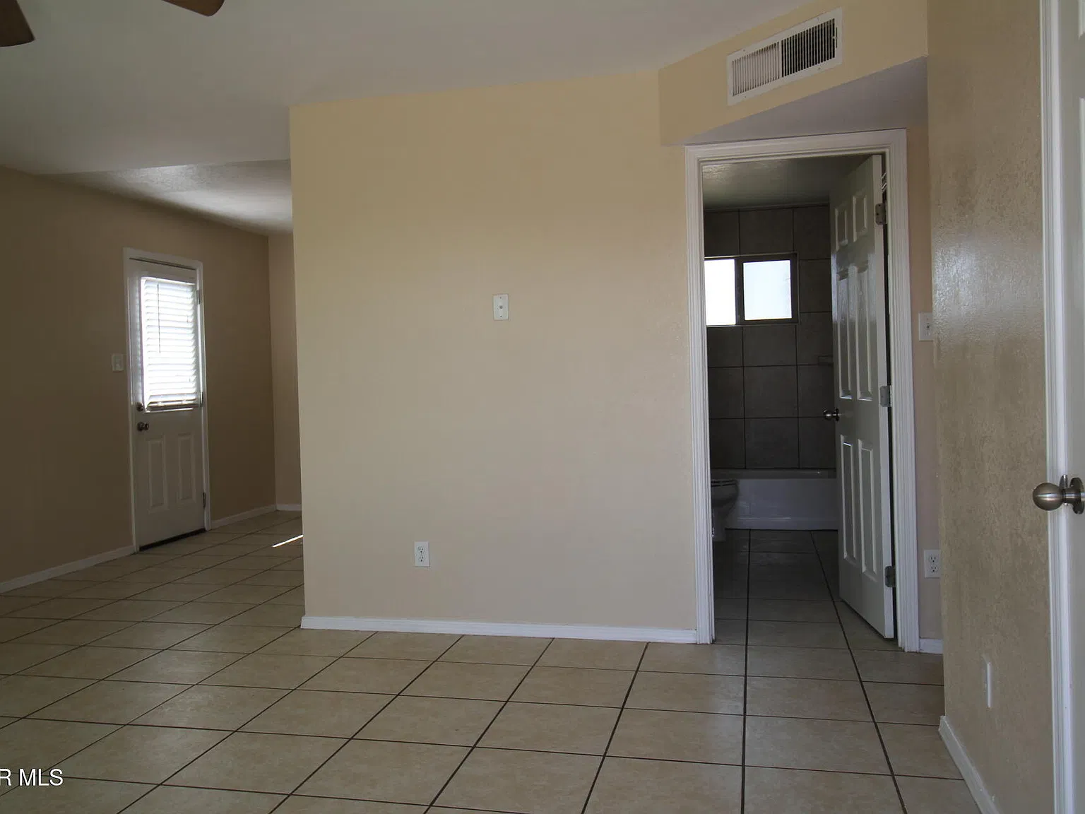 2 bed, 1.0 bath, 1000 sqft, $1,050 — Photo 3