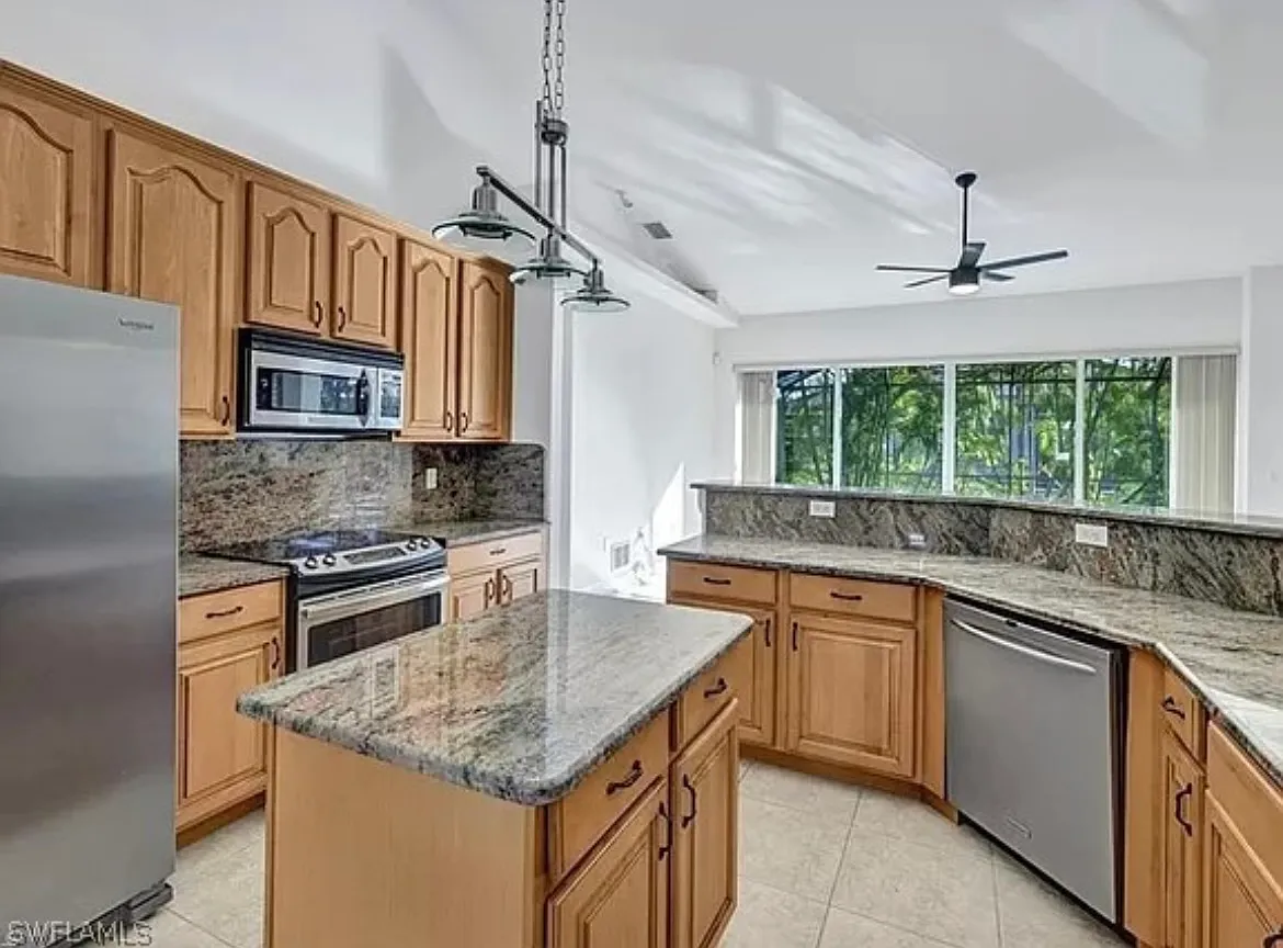 3 bed, 1992 sqft, $3,000 — Photo 2
