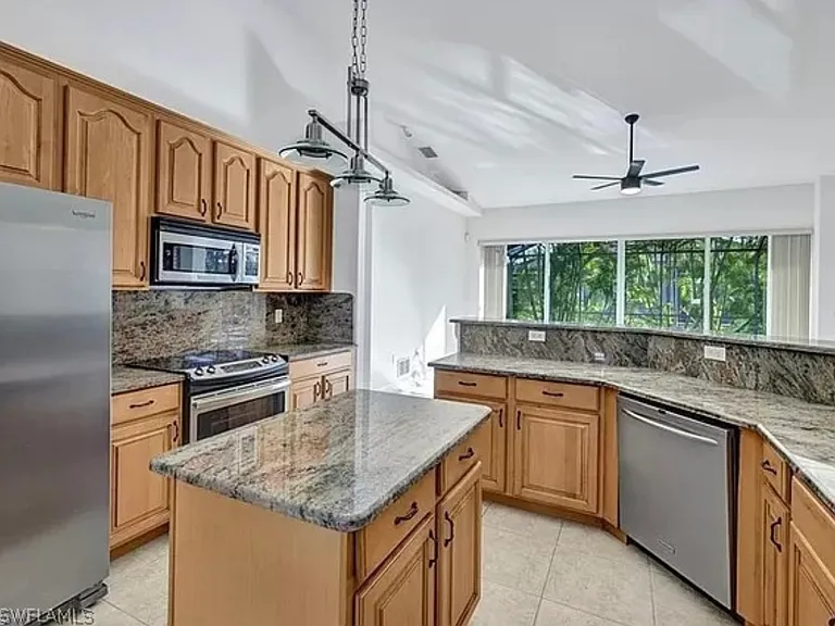 4627 SW 15th Ave — Photo 2