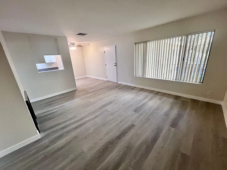 Astoria Apartments — Photo 4