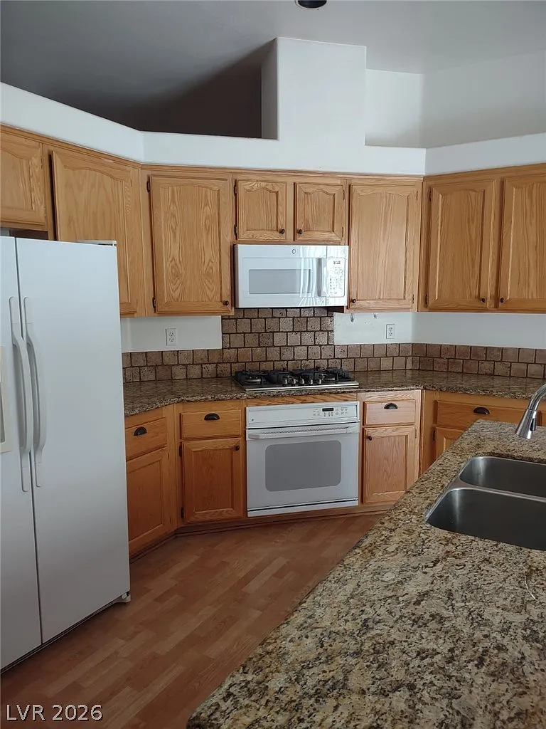 4 bed, 2.0 bath, 2216 sqft, $3,050 — Photo 3