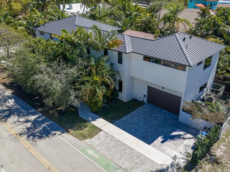549 NE 10th Ave — Photo 60