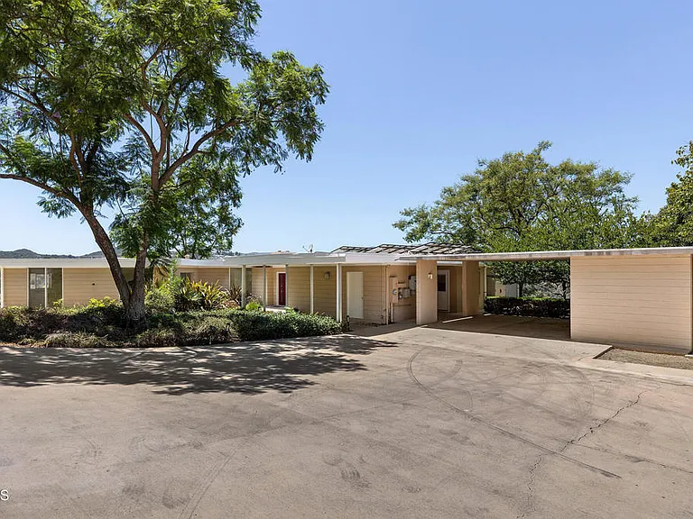 2075 Linda Flora Dr — Photo 1
