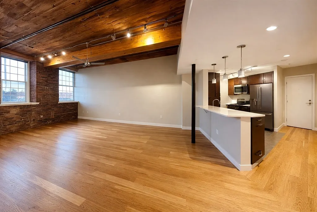 Building Photo - 130 John St #142