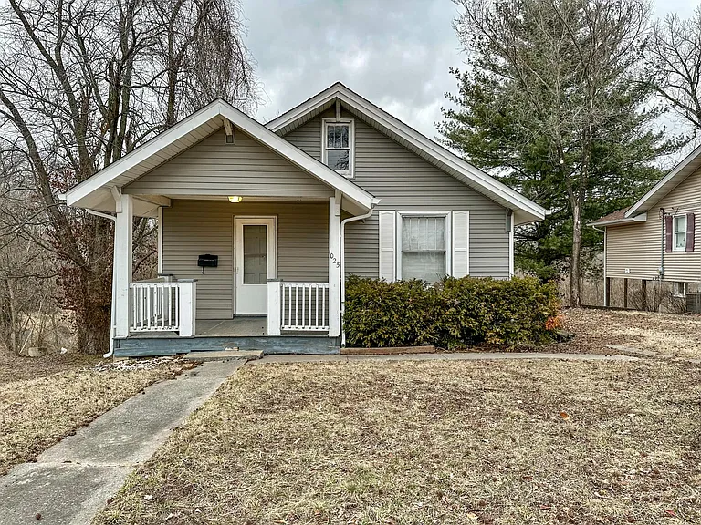 1025 Prickett Ave — Photo 1