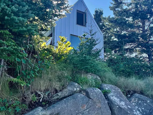 61 Little Harbour Rd, Lunenburg, NS B0J 2H0