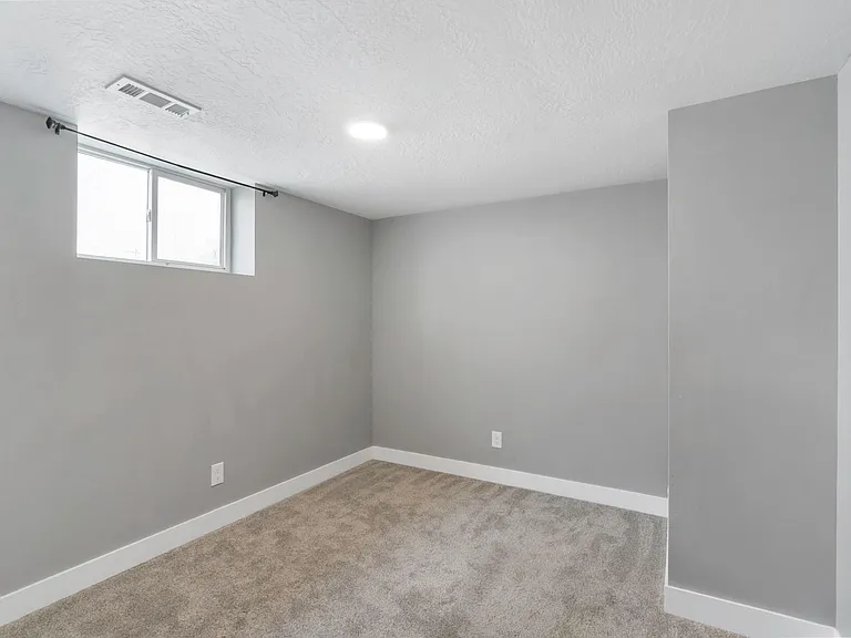4085 S Olympic Way — Photo 11