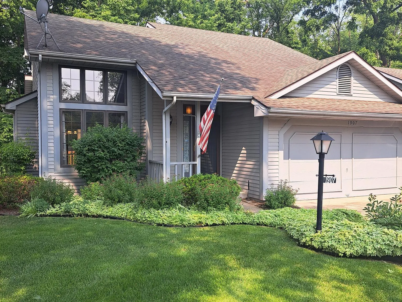 1907 Creekwood Dr — Photo 2