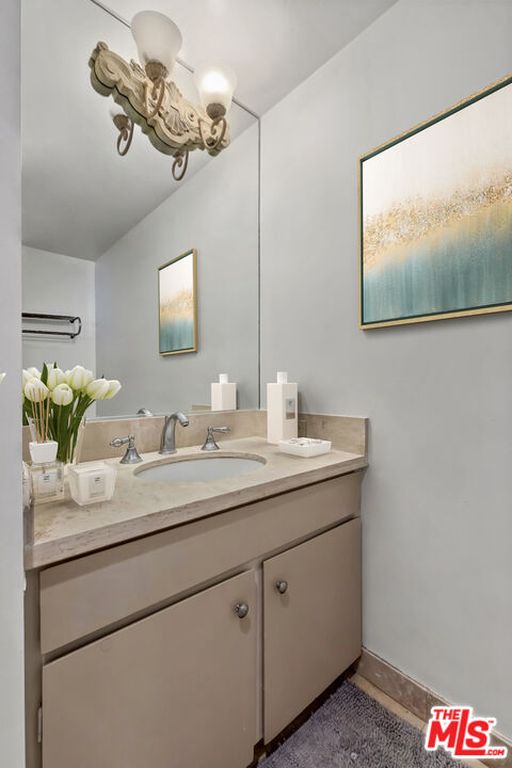 Apartment in Los Angeles - More