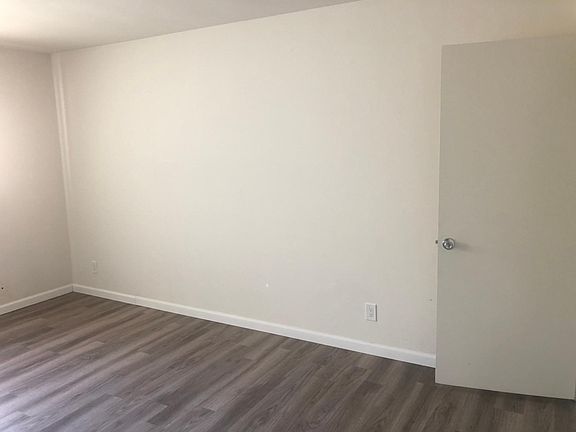 5th image of 36 Broadmoor Plz APT 2