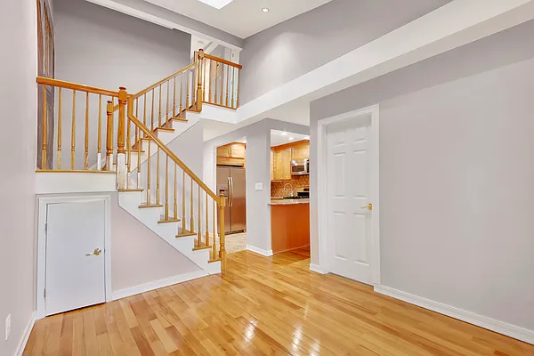 Sold by Alina Levina, LREB | media 1