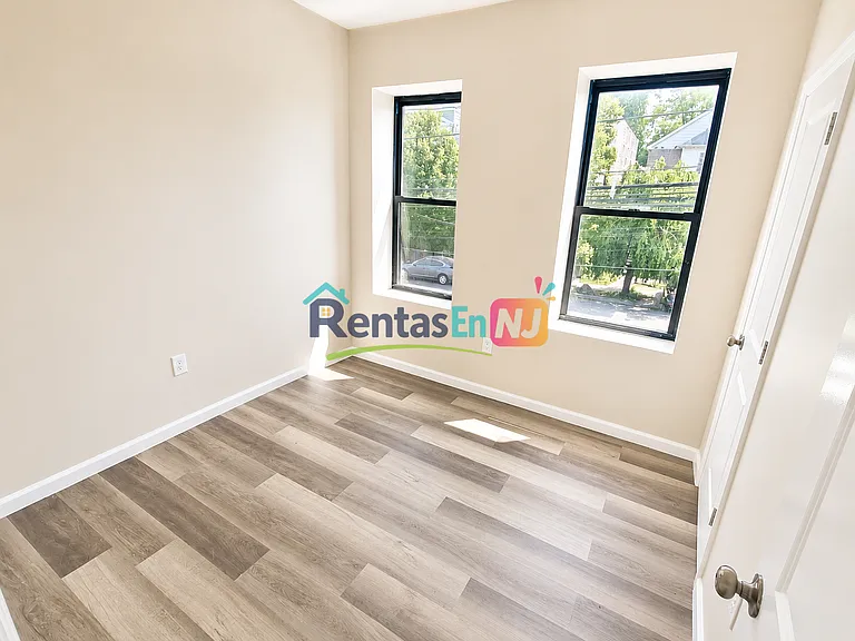 383-385 Avon Ave #2M — Photo 1