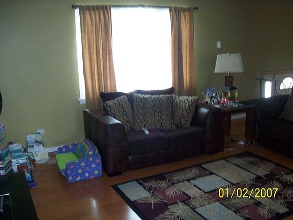 5th image of 1105 S Oakwood Dr