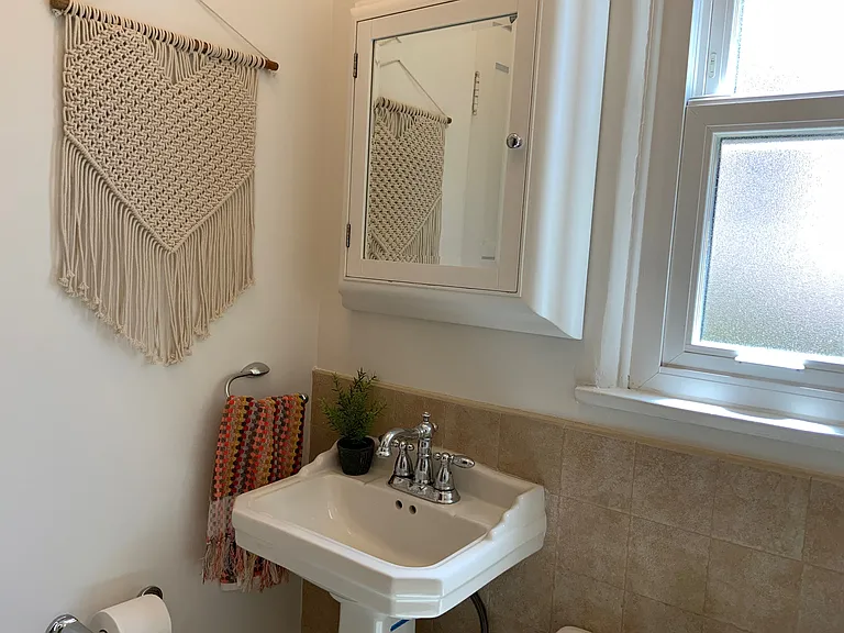 GUEST BATH (ATTACHED TO BEDROOM 3)