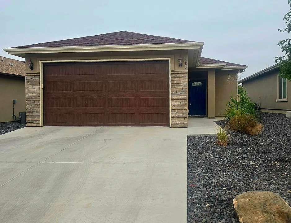 585 Ravenna Ct