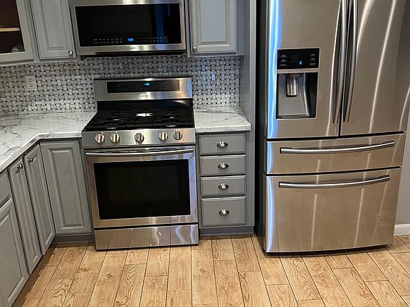 2nd image of 218 Giffords Ln Floor 1