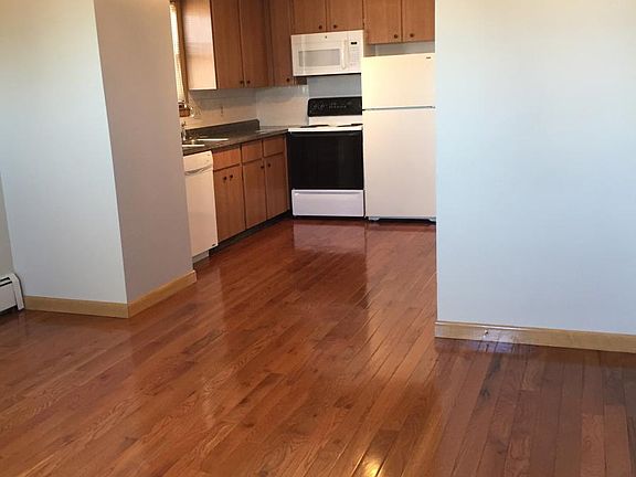 5th image of 253 Newport Ave