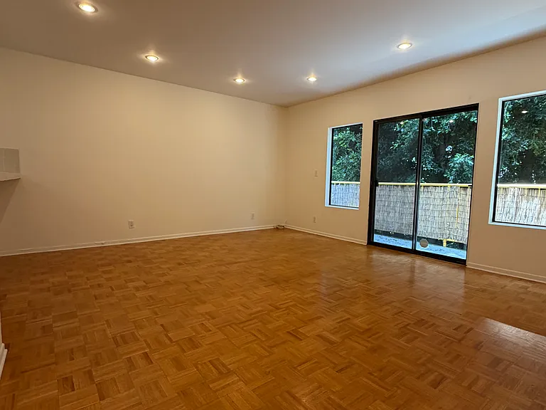 857 S Plymouth Blvd #303 — Photo 2
