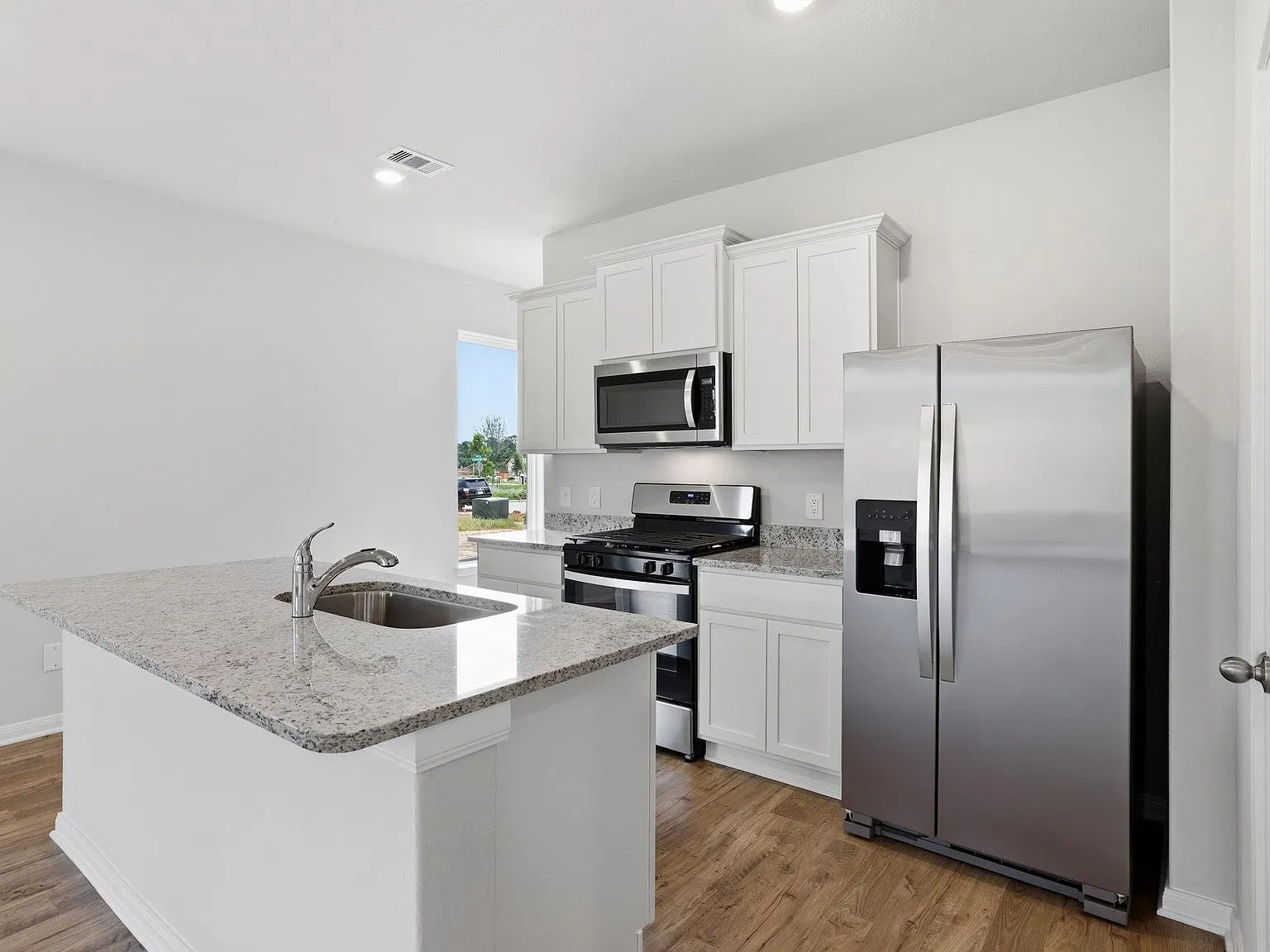 3 bed, 2.0 bath, 1228 sqft, $2,285 — Photo 2