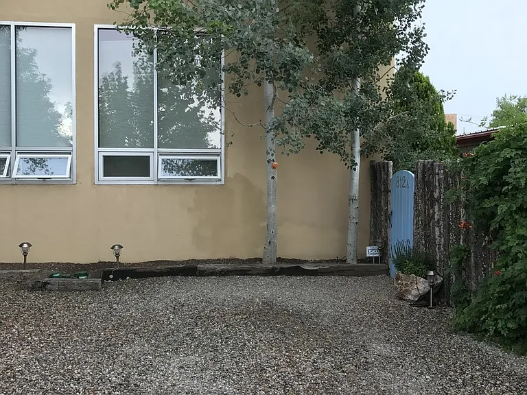 812A Calle Saragosa — Photo 2