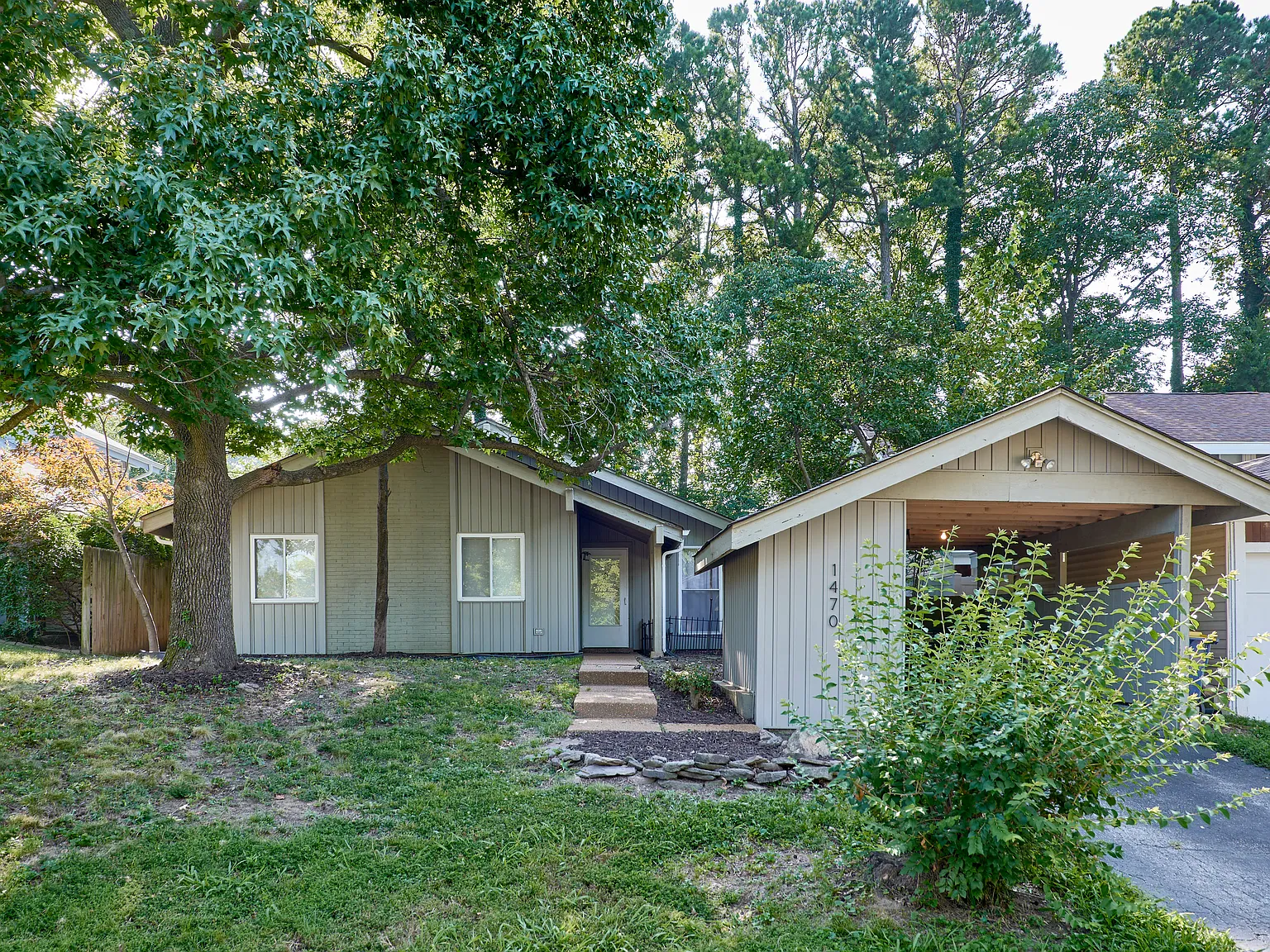 3 bed, 1084 sqft, $1,850 — Photo 1