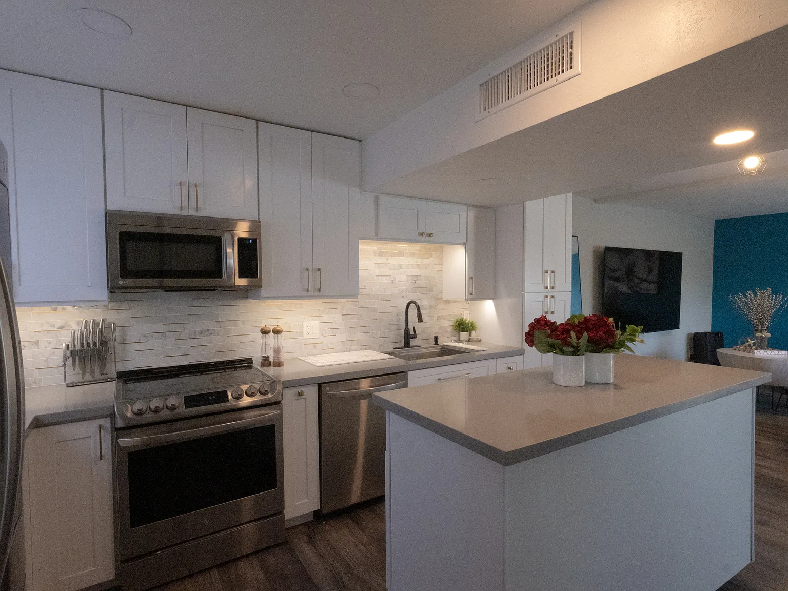 2 bed, 1.5 bath, 925 sqft, $2,350 — Photo 1