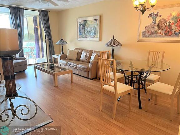 5th image of 2831 Somerset Dr APT 407