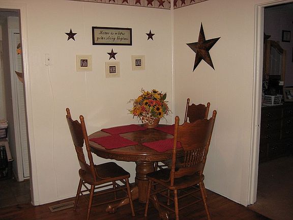 5th image of 705 Virginia St