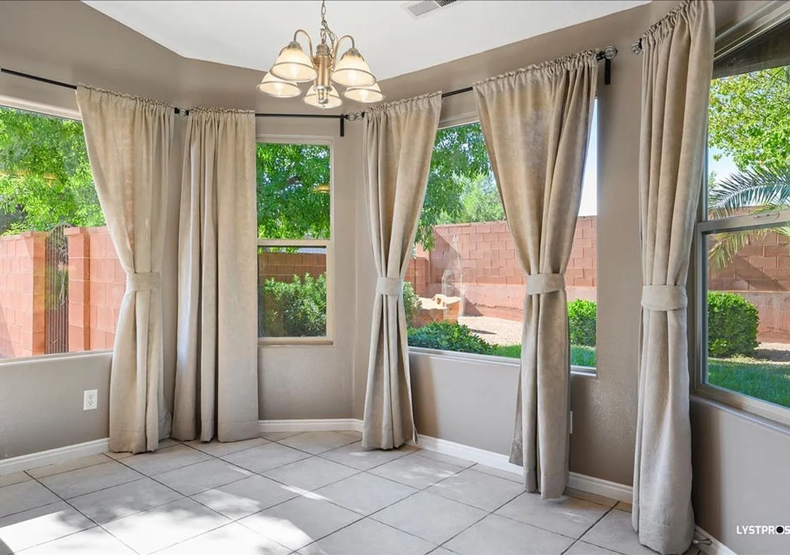 Painted Desert Beauty! Corner home! — Photo 4