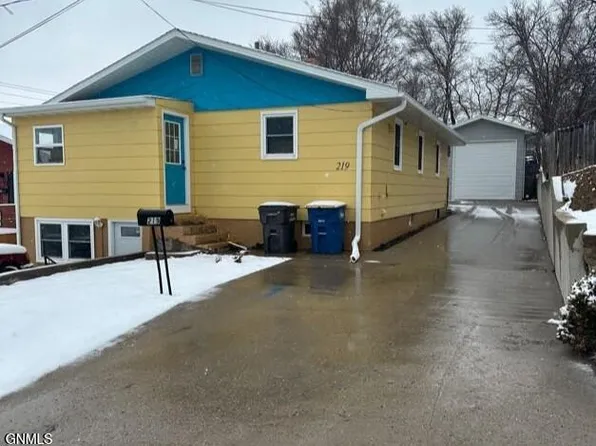 219 9th St NE, Jamestown, ND 58401