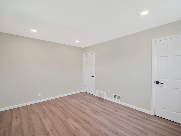 2 Spencer St — Photo 17