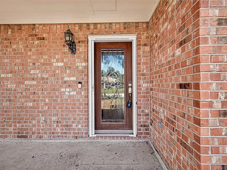18174 Woodsdale Ct — Photo 3