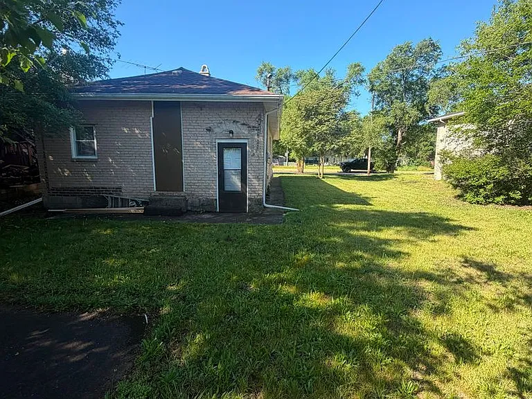 2435 Diamond Ave — Photo 3