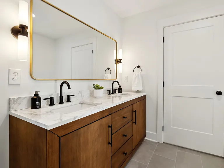 816 Victoria Dr — Photo 10