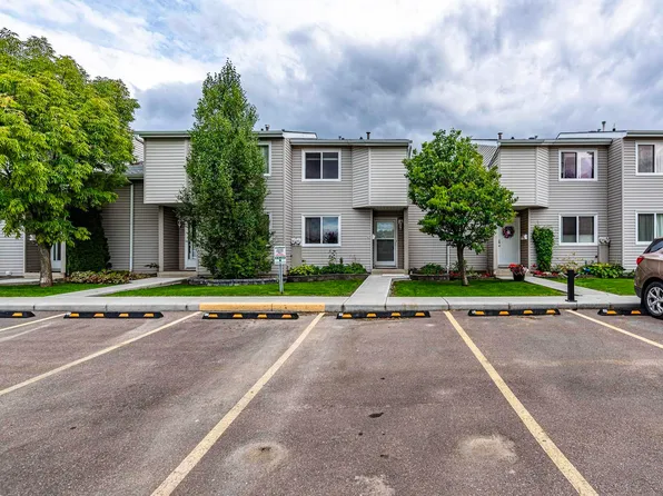 3221 119th St NW #4, Edmonton, AB T6J 5K7